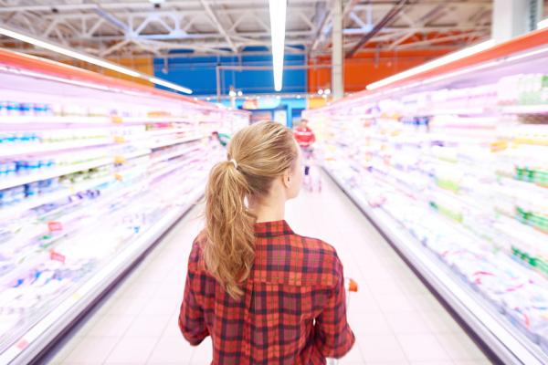 Magasins de femme dans l'épicerie