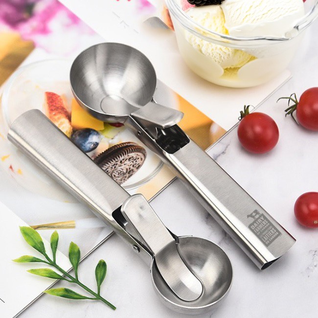 Ice cream scoop with quick release