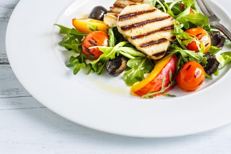 Salade de pêches, de tomates cerises et d’Halloumi grillé