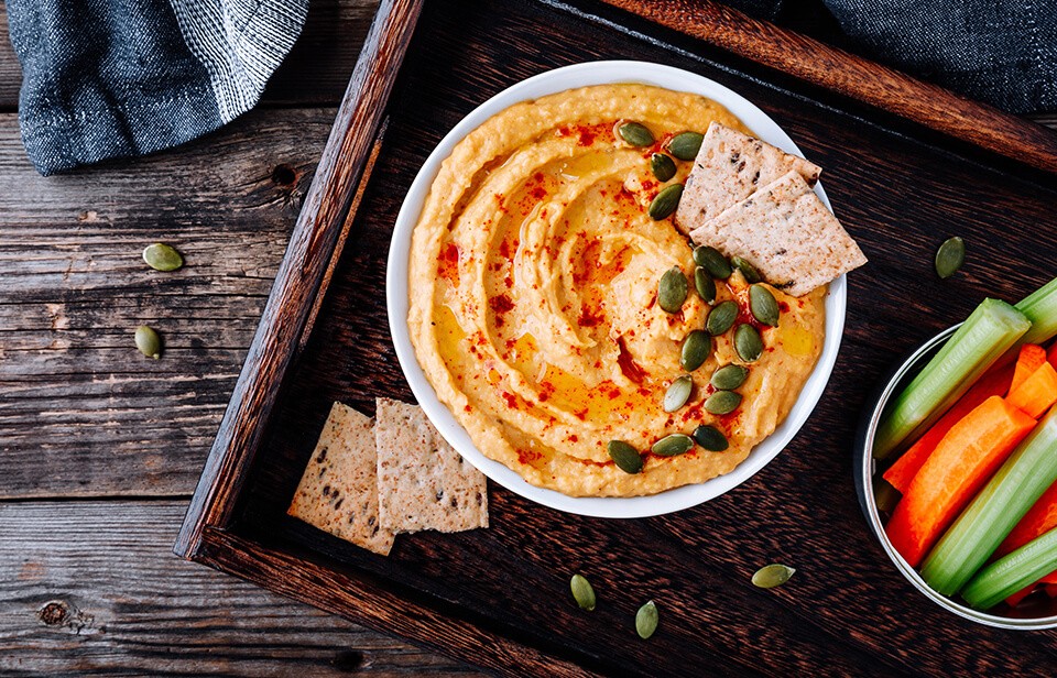 Bol de tartinade avec craquelins