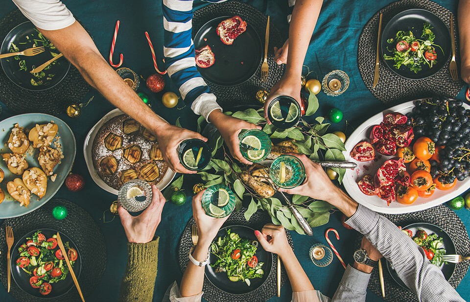 Amis et famille autour de la table partageant un repas