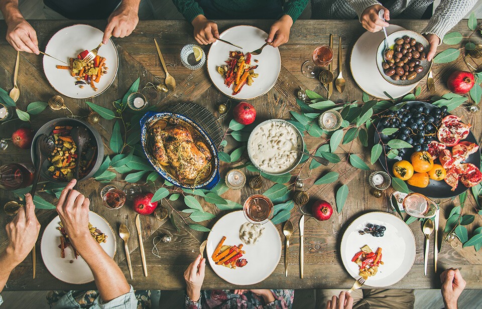 Amis et proches réunis autour d’un repas