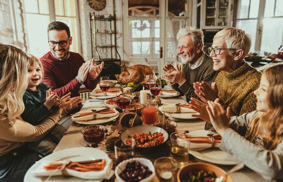 Une famille autour de la table pour le repas de Noël