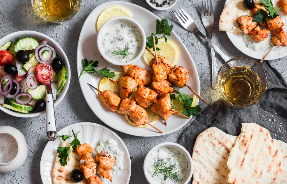 Des souvlakis marinés avec une sauce tzatziki