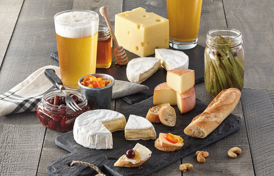 Bière, olives, piments forts et Brie