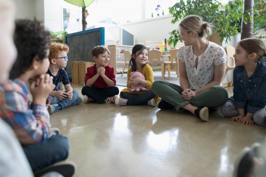 Des enfants prennent plaisir à découvrir la saine alimentation